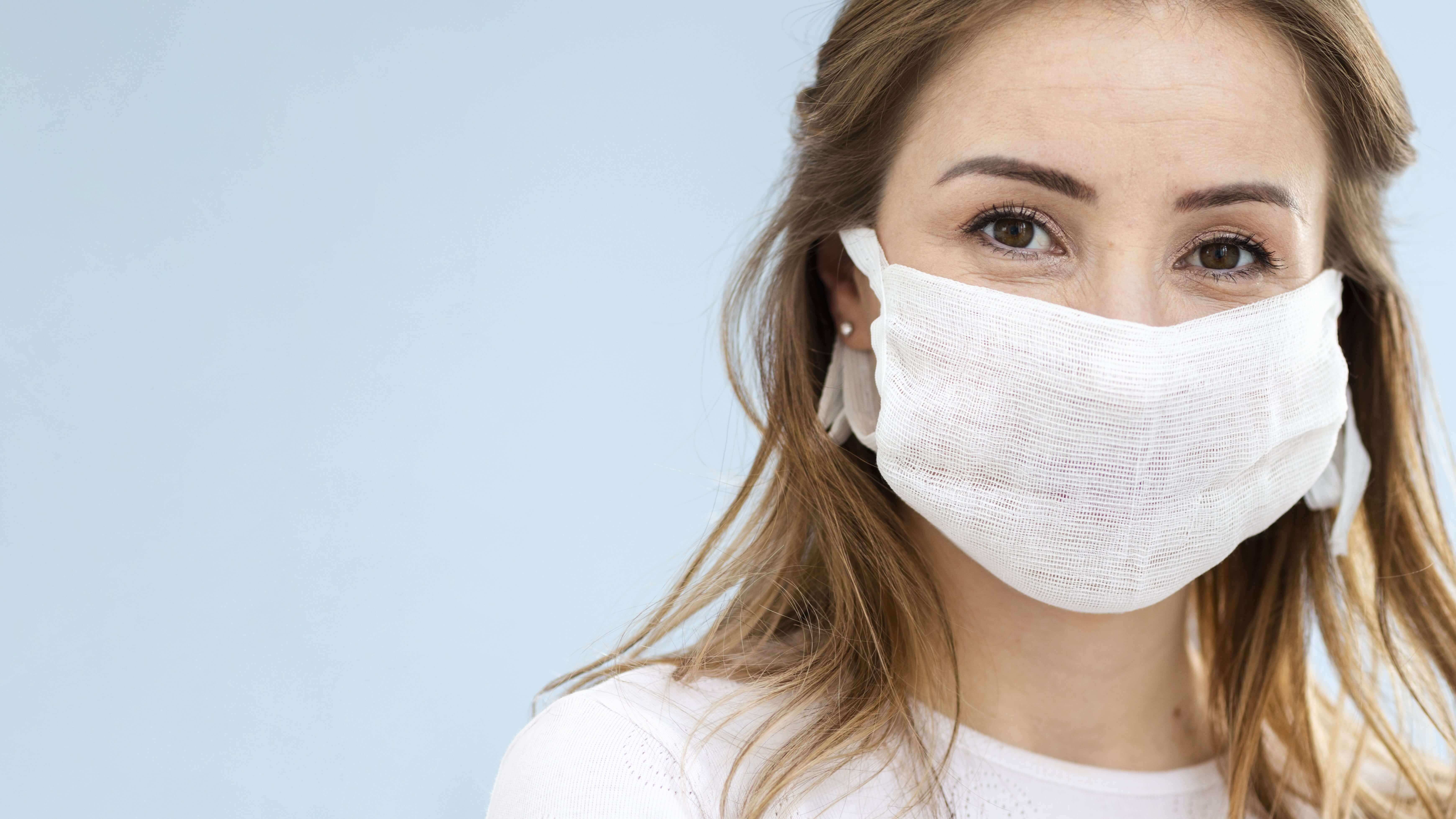 perempuan bermasker