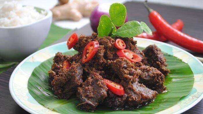 rendang sebagai salah satu makanan favorit saat idul adha