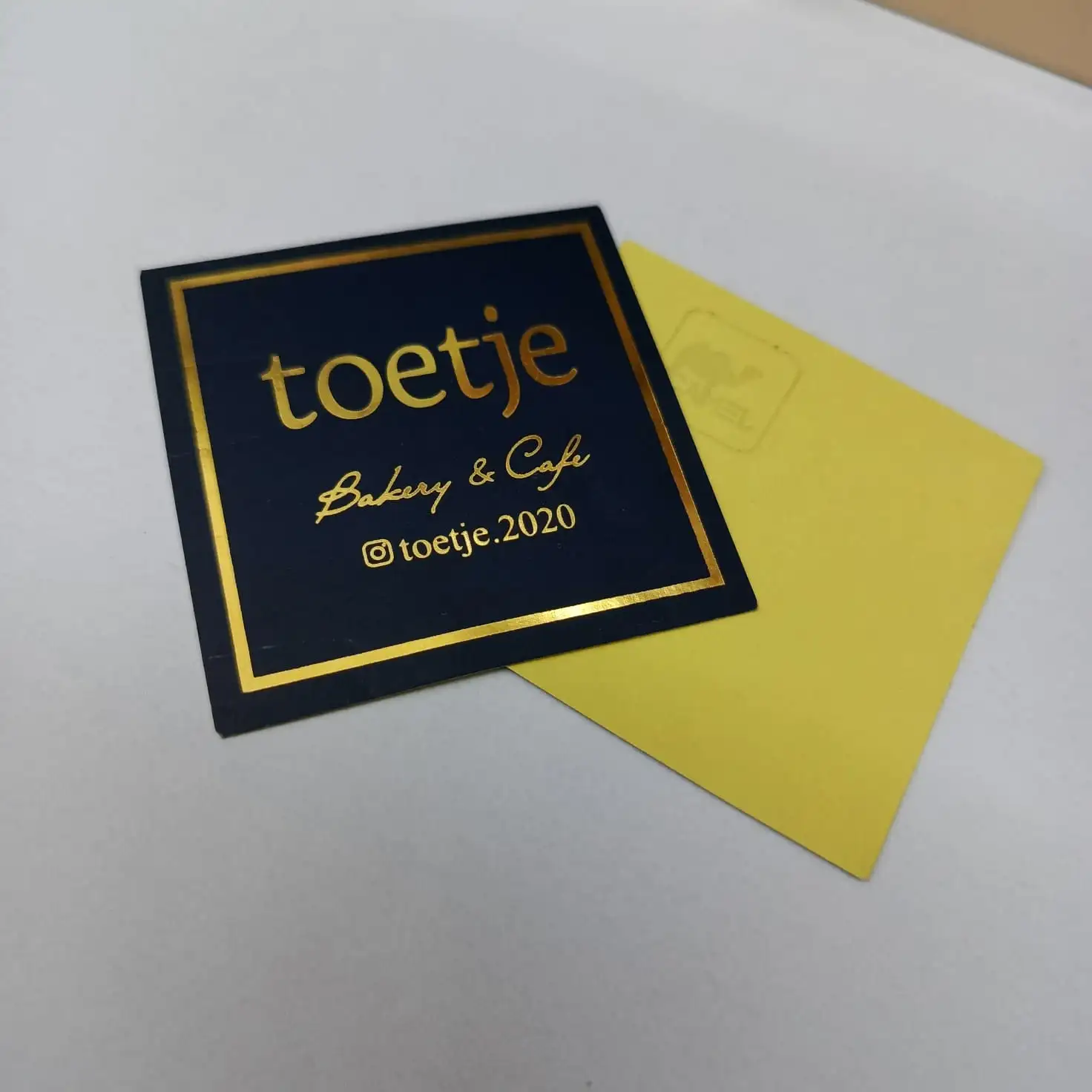 Stiker label toetje, dengan tambahan laminasi doff serta hot stamp