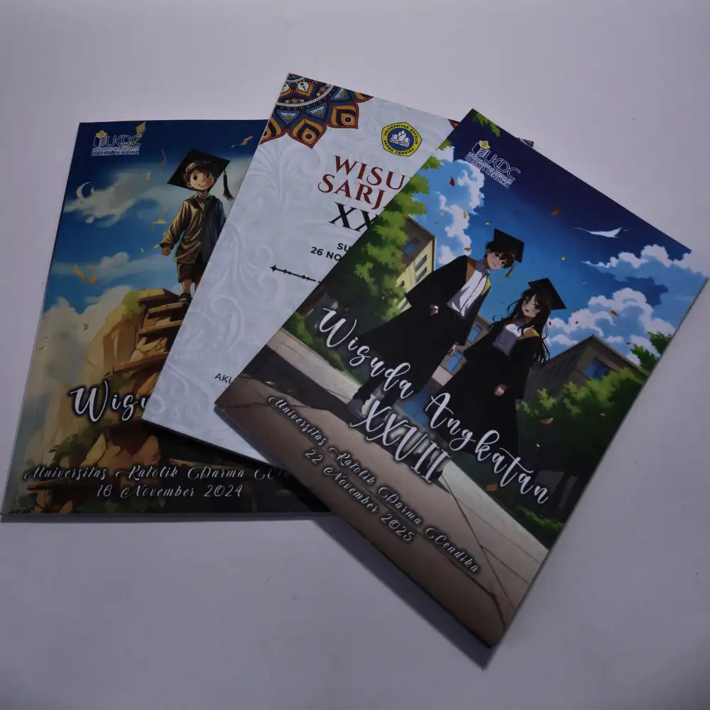 Buku Wisuda dengan Tema Anime